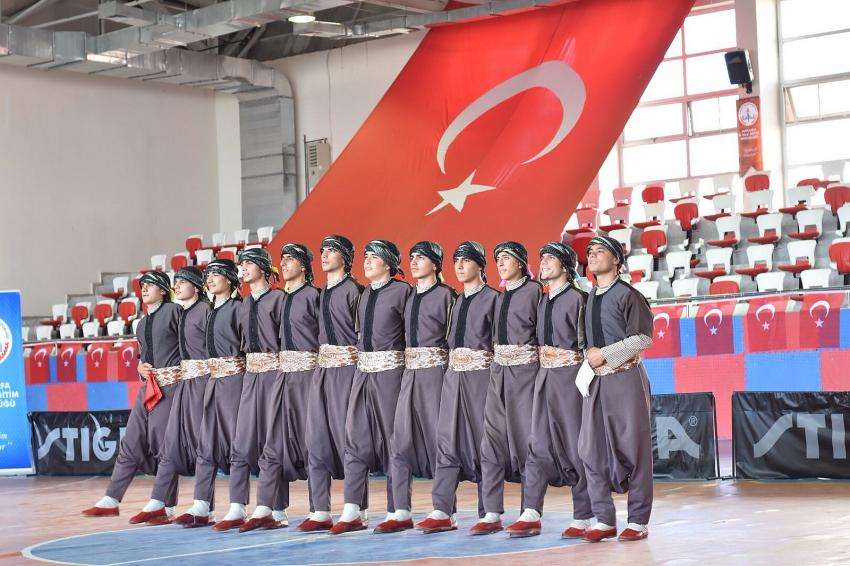 Siverek Halk Oyunlarında 1. oldu