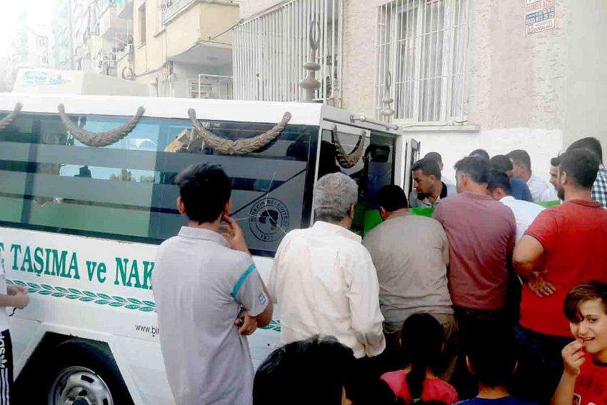 Adliye personeli evinde ölü bulundu.