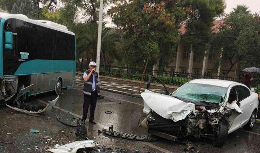 Ters yöne giren otomobil halk otobüsüyle çarpıştı