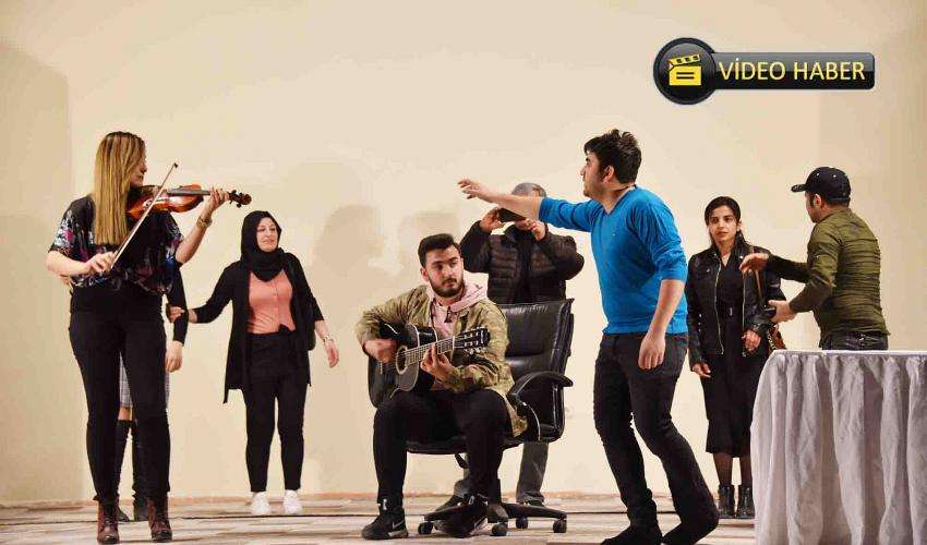 Siverek'te yapılan Tiyatroya yoğun ilgi