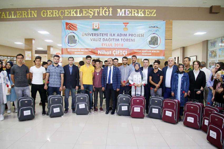 Büyükşehir'den Üniversiteyi Kazanan Öğrencilere Destek